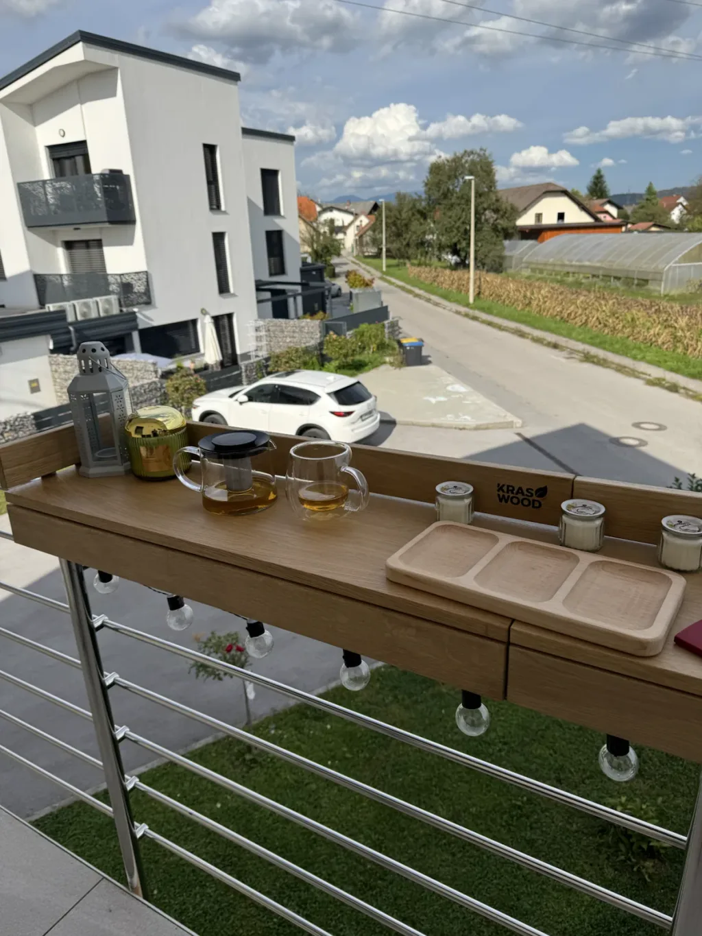Massivholz auf dem Balkon: Vorteile und ehrliche Grenzen – passendes Beispiel für Holzqualität, Fertigung, Pflege und Lebensdauer kleiner Balkontische