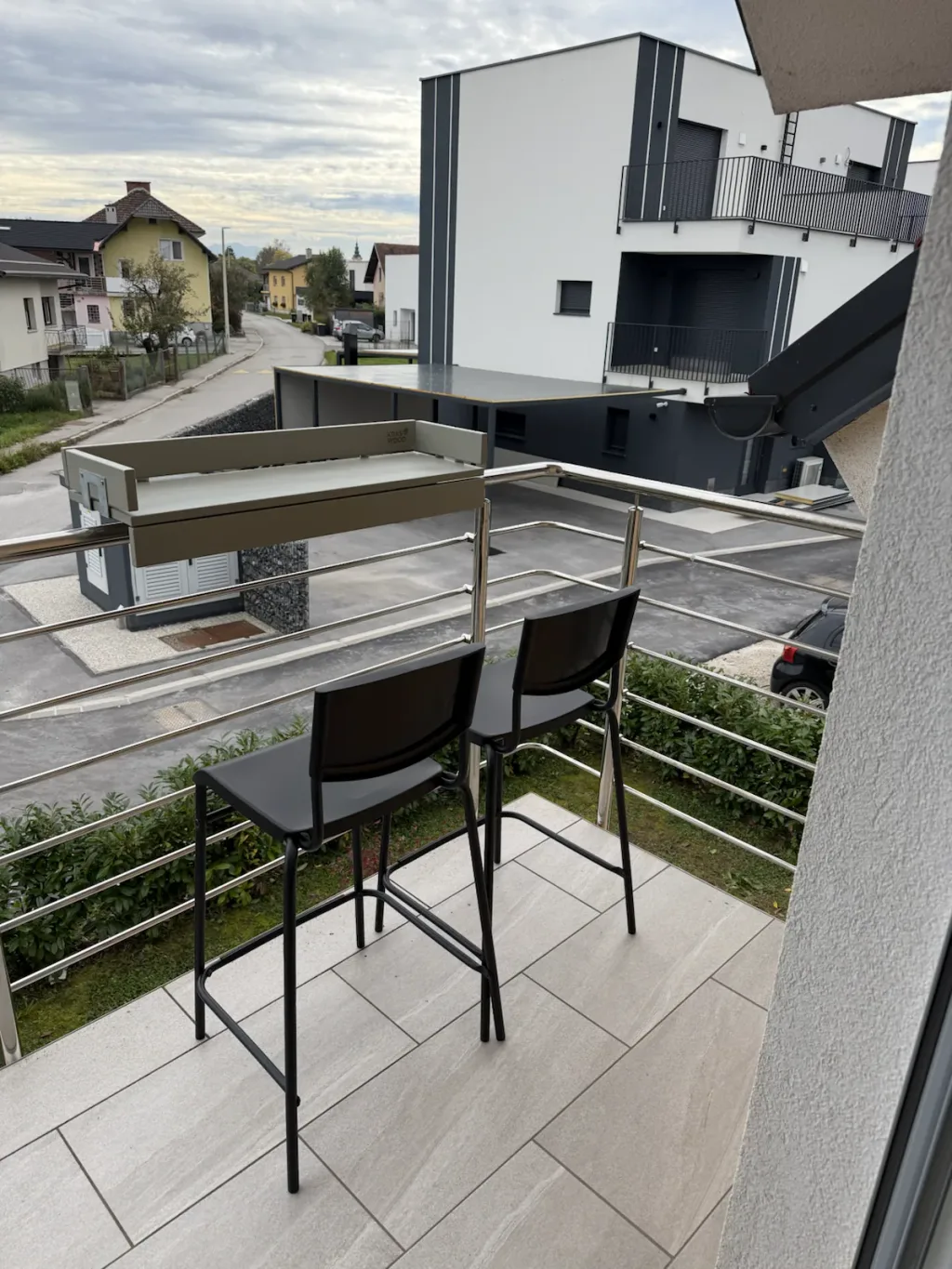 Kraswood Balkongeländer tisch grau Stühle