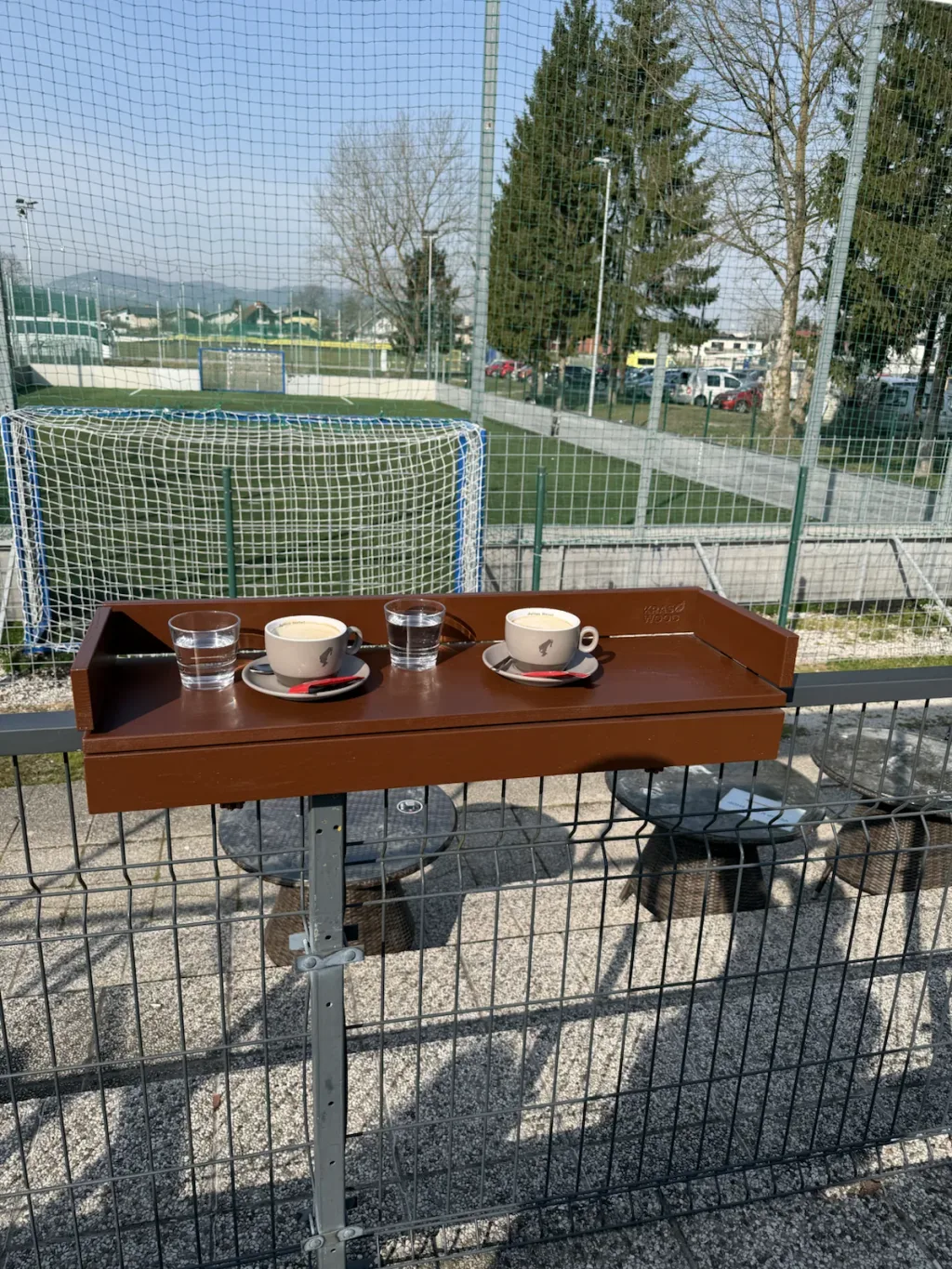 Kraswood Balkongeländer tisch braun zwei tassen